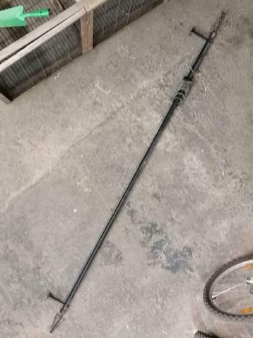 2 zwarte smeedijzeren ophangstangen beschikbaar voor biedingen