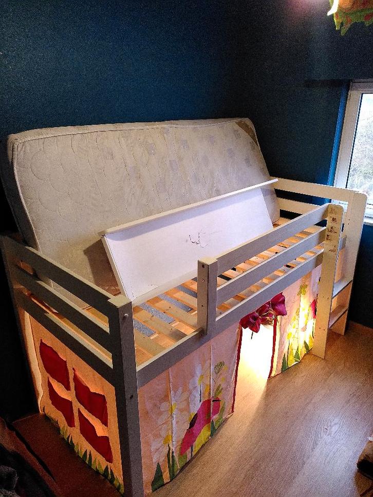 Lit en bois blanc avec tente et toboggan, Enfants & Bébés, Chambre d'enfant | Lits superposés & Lits mezzanines, Utilisé, Lit mi-hauteur mezzanine