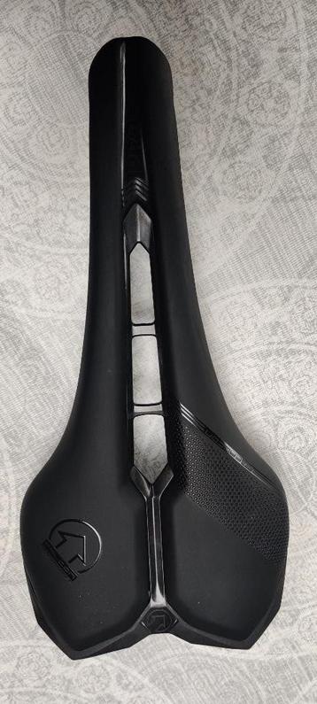 selle PRO FALCON PERFORMANCE  disponible aux enchères