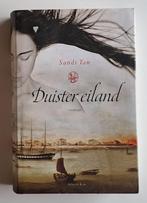 Duister eiland – Sandi Tan, Gelezen, Ophalen of Verzenden