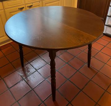 Houten tafel beschikbaar voor biedingen