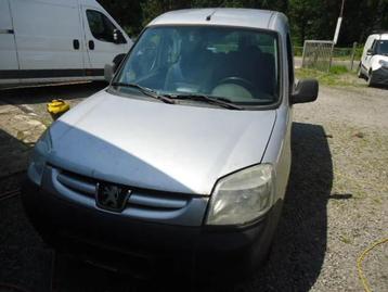 Peugeot Partner 5 plaatsen ,1.4 benzine ,246 dkmeur3,stofhoe