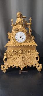 Zeer mooie klok in brons in feu dor'e 45 cm H. 32 cm B., Antiek en Kunst, Kunst | Beelden en Houtsnijwerken, Ophalen of Verzenden