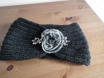 Gebreide hoofdband voor dames (zwarte kleur) beschikbaar voor biedingen