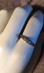ring zilverkleurig met groen steentje en twee witte steentje, Handtassen en Accessoires, Ringen, Ophalen of Verzenden, Groen