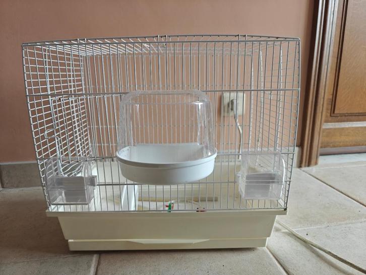 Vogelkooi wit met zitstokken en accessoires, Dieren en Toebehoren, Overige Dieren-accessoires, Zo goed als nieuw, Ophalen of Verzenden