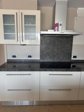 Moderne keuken met bijpassende keukentafel en stoelen beschikbaar voor biedingen