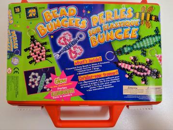 Parels met elastische draad voor sleutelhangers te maken. beschikbaar voor biedingen