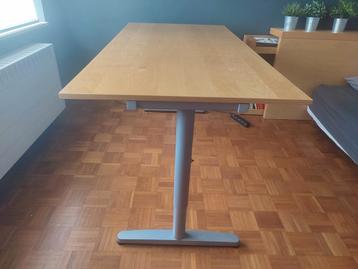 Buro met houten blad in berkenfineer en metalen poten, Huis en Inrichting, Bureaus, Ophalen, Zo goed als nieuw