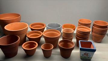 Terracotta bloempotten 25 stuks beschikbaar voor biedingen