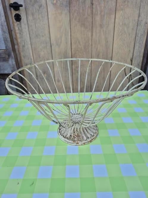 Metalen fruitmand, Ophalen