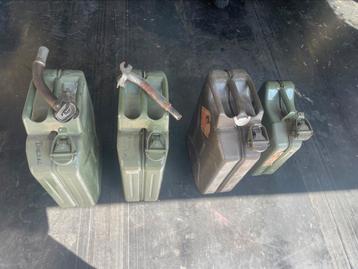 Stalen jerrycans 3x20 liter 1x10 liter 2 schenktuiten beschikbaar voor biedingen