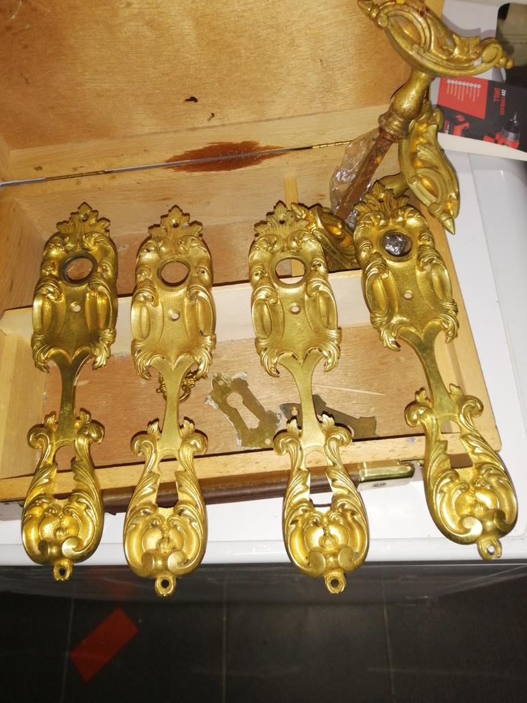 Quincaillerie de porte en laiton plein, Enlèvement