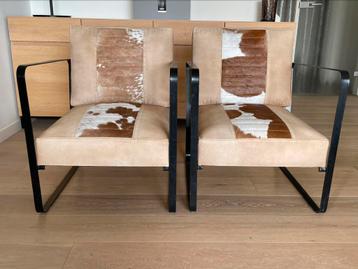 Fauteuils met koeienhuid beschikbaar voor biedingen