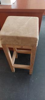 Tabourets de bar, Enlèvement