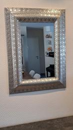 Spiegel in metalen sierkader, Antiek en Kunst, Antiek | Spiegels, Ophalen, Rechthoekig, 50 tot 100 cm, Minder dan 100 cm
