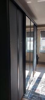 Donkerblauwe kleerkast met spiegel en schuifdeuren, Ophalen, Met deur(en), Gebruikt, 200 cm of meer