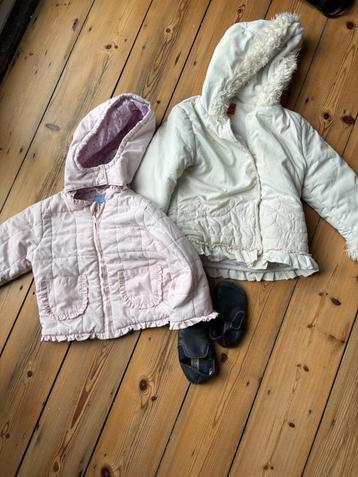 2 vestes à donner et une paire de chaussons taille 22 beschikbaar voor biedingen