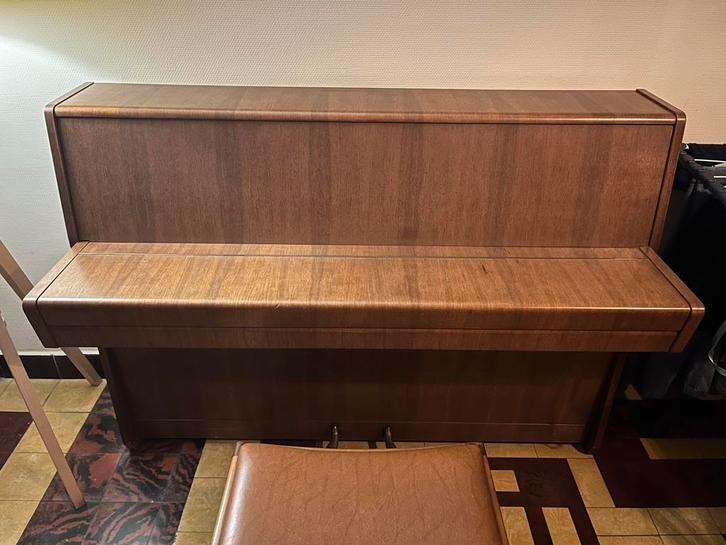 Petrof retro buffetpiano met stoel, Muziek en Instrumenten, Piano's, Gebruikt, Piano, Bruin, Ophalen