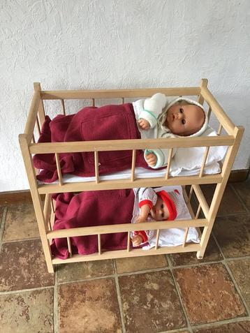 Poppenbedjes met de poppen beschikbaar voor biedingen