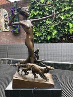 bronzen beeld godin v jacht met 2 jacht honden, Antiek en Kunst, Ophalen of Verzenden