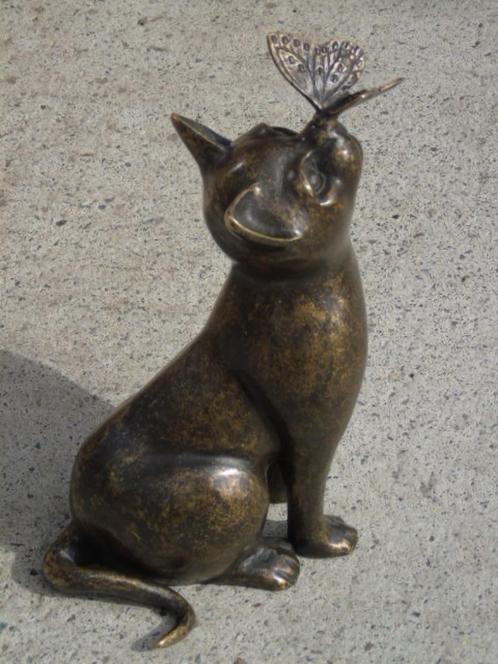 bronzen beeld van een kat met een vlinder., Tuin en Terras, Tuinbeelden, Nieuw, Dierenbeeld, Overige materialen, Ophalen of Verzenden
