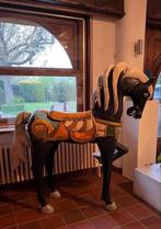 Massief houten antieken paard, Ophalen