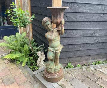 Statue romantique en fonte portant un vase à plantes
