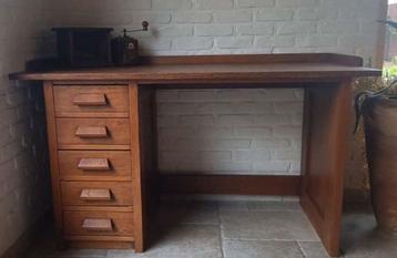 antiek eiken bureau beschikbaar voor biedingen