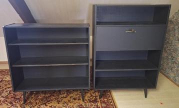 Zwarte vintage kasten met legplanken beschikbaar voor biedingen