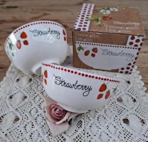 2 Jet Strawberry kommen, Huis en Inrichting, Keuken | Servies, Zo goed als nieuw, Kom(men), Overige stijlen, Aardewerk, Ophalen of Verzenden