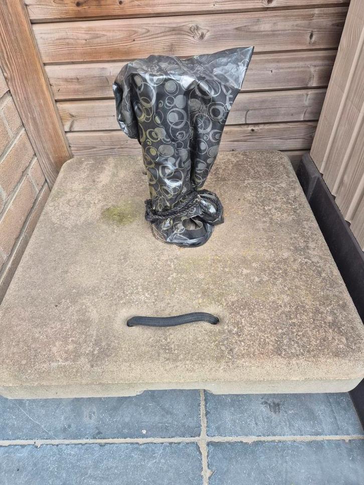 Parasolvoet in beton op zwenkende wielen, gewicht 80 kg., Tuin en Terras, Parasols, Zo goed als nieuw, Parasolvoet, Ophalen