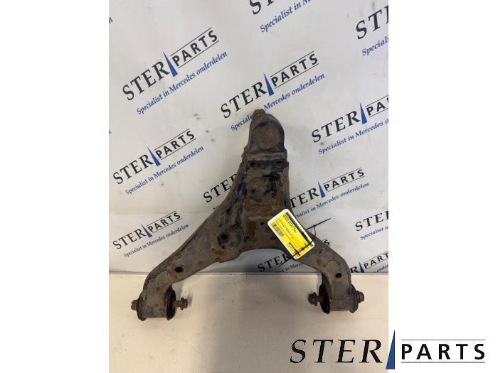 Draagarm rechts-voor van een Mercedes Sprinter, Auto-onderdelen, Ophanging en Onderstel, Mercedes-Benz, Gebruikt, 3 maanden garantie