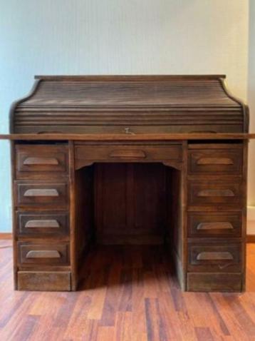Antiek bureau met ingenieus slot.          beschikbaar voor biedingen