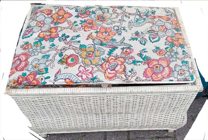 BESCHILDERDE RIETEN SPEELGOEDDOOS, Huis en Inrichting, Woonaccessoires | Kisten, Gebruikt, Minder dan 50 cm, 50 tot 75 cm, Minder dan 50 cm