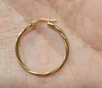 Gouden oorring met gouden geschiedeniskenmerken beschikbaar voor biedingen