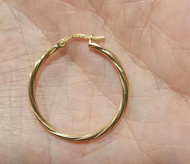 Gouden oorring met gouden geschiedeniskenmerken, Handtassen en Accessoires, Oorbellen, Zo goed als nieuw, Goud, Goud, Ophalen of Verzenden