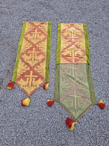 religieus textiel pij priestergewaad wandtextiel wandtapijt beschikbaar voor biedingen
