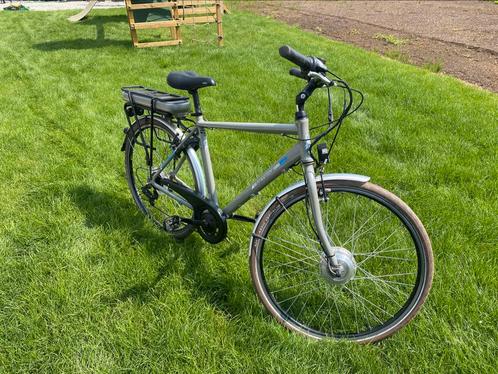 Elektrische herenfiets, Fietsen en Brommers, Elektrische fietsen, Zo goed als nieuw, 30 tot 50 km per accu, Ophalen