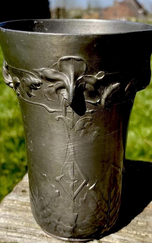 Art nouveau tinnen vaas met florale decoratie ca. 13 cm, Antiek en Kunst, Antiek | Vazen, Ophalen of Verzenden