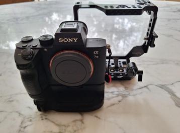 Sony a7 III full-frame systeemcamera met accessoires beschikbaar voor biedingen