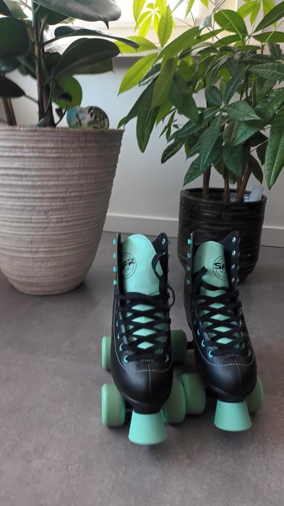 SFR rolschaatsen zwart/mint - Maat 37, Sport en Fitness, Skeelers, Zo goed als nieuw, Inline skates 4 wielen, Overige merken, Dames