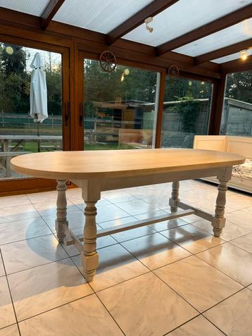 Eettafel beschikbaar voor biedingen