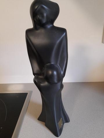 Zwart beeld moeder met kind. beschikbaar voor biedingen