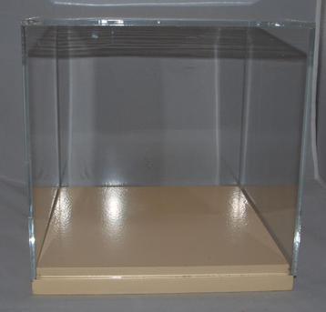 Plexiglazen kubus. beschikbaar voor biedingen
