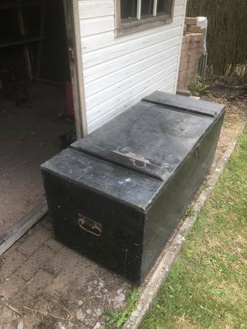 Oude houten kist beschikbaar voor biedingen