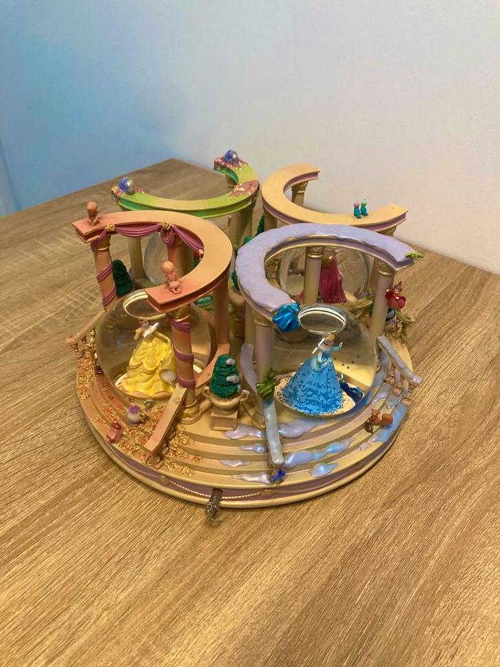 Disney snow globe /snowglobe/4 seizoenen/ prinses Disneyland, Antiek en Kunst, Kunst | Beelden en Houtsnijwerken, Ophalen of Verzenden