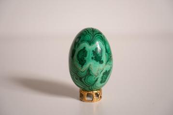 Malachiet ei met houder beschikbaar voor biedingen