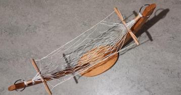 Leuke fruitmand in de vorm van een houten „hangmat”  beschikbaar voor biedingen