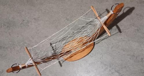 Leuke fruitmand in de vorm van een houten „hangmat”, Huis en Inrichting, Woonaccessoires | Schalen en Manden, Gebruikt, Mand, Overige vormen